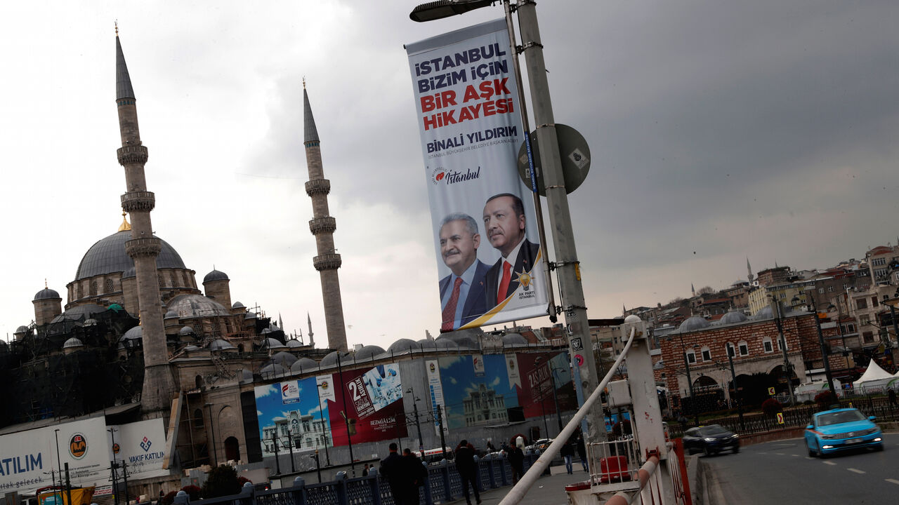 TURKEY-ELECTION/ An election banner with the pictures of Turkish President Tayyip Erdogan and AK Party mayoral candidate Binali Yildirim is seen over the Galata bridge in Istanbul, Turkey, March 27, 2019. The slogan on the banner reads that: "Istanbul is a love story for us". REUTERS/Murad Sezer - RC1F13574C10