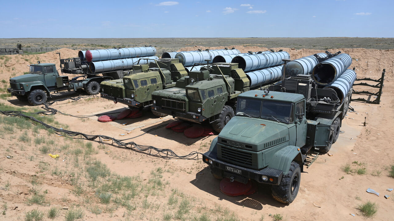 RUSSIA-DEFENCE/MISSILE A view shows Russian S-300 missile systems during military exercises at the Ashuluk shooting range near Astrakhan, Russia June 19, 2019. REUTERS/Sergey Pivovarov - RC1E9B979F40