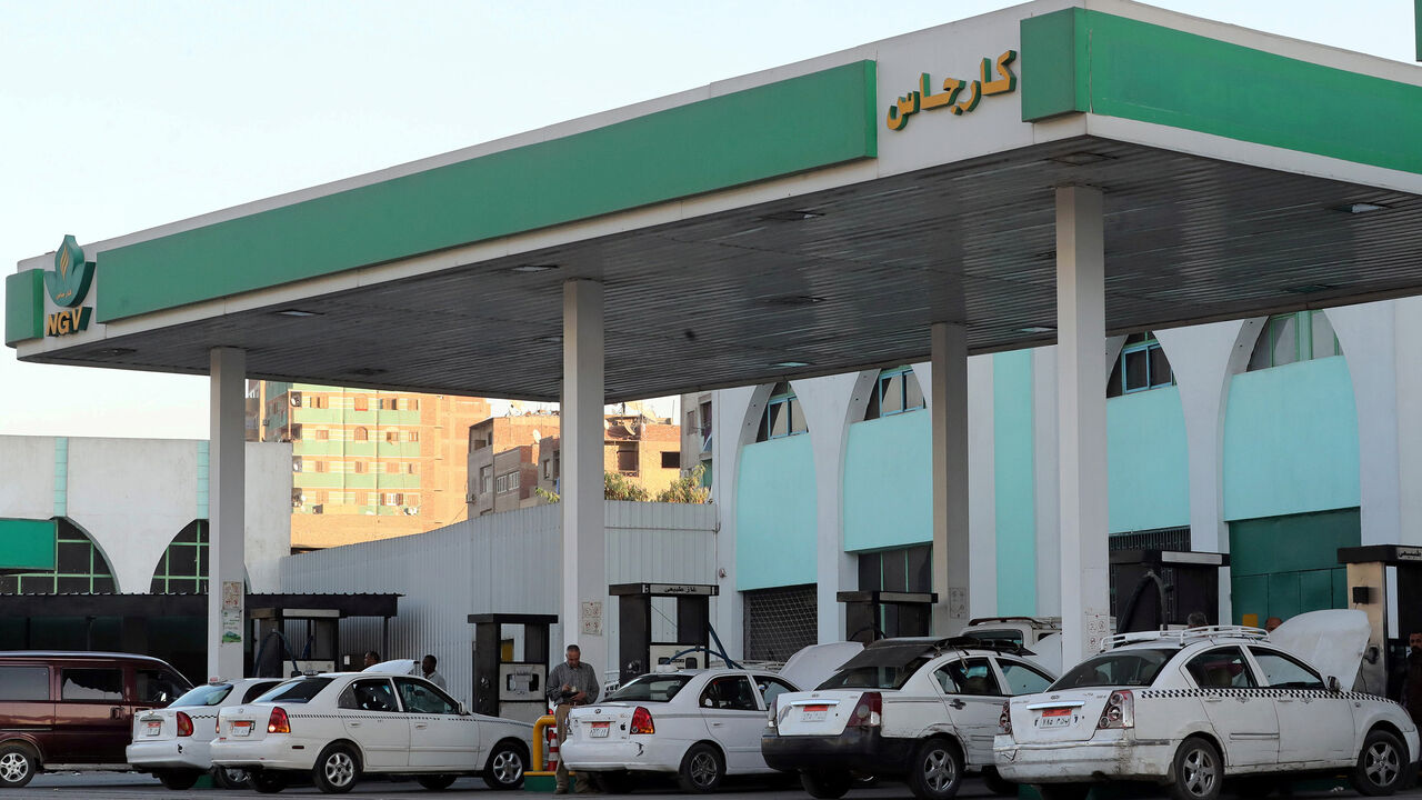EGYPT-ECONOMY/GAS Taxis and cars are filled up with gas at Natural Gas Vehicles (NGV) petrol station in Cairo, Egypt , November 27, 2019. Picture taken November 27, 2019. REUTERS/Mohamed Abd El Ghany - RC2NRD9GMFKZ
