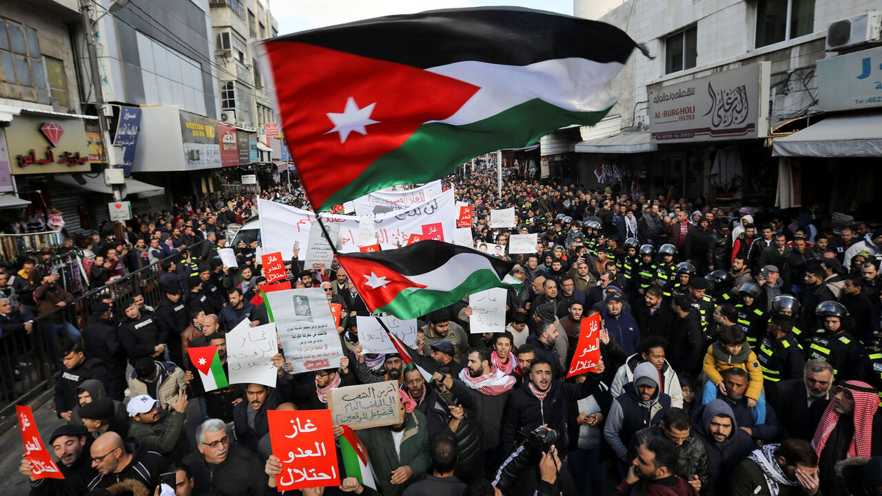 Demonstrators hold Jordanian national flags and chant slogans during a protest against a government's agreement to import natural gas from Israel, in Amman, Jordan, January 3, 2020. REUTERS/Muhammad Hamed - RC2D8E91H7LV