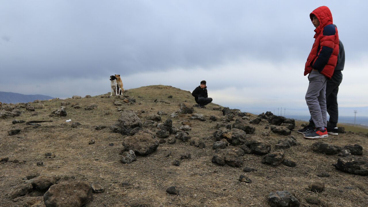 IRAQ-SECURITY/ Residents look at a crater caused by a missile launched by Iran on U.S.-led coalition forces on the outskirts of Duhok ,Iraq, January 8, 2020. REUTERS/Ari Jalal - RC2KBE9RW1T9