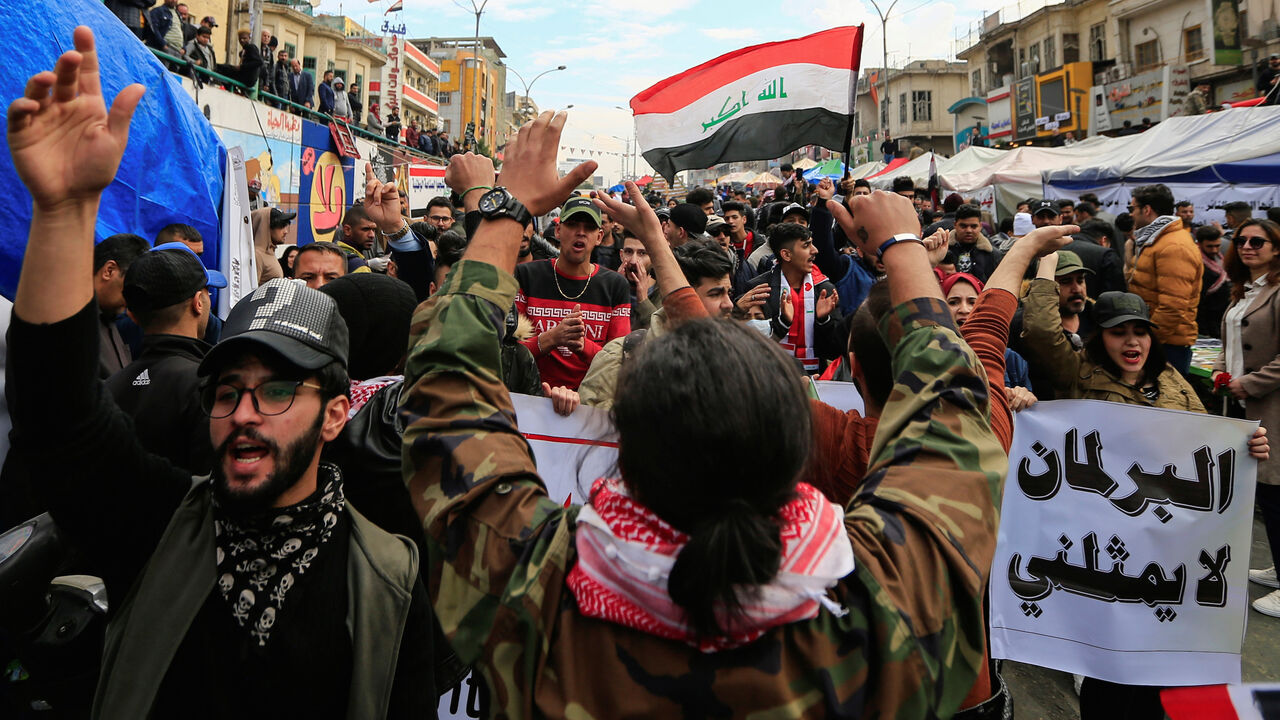 IRAQ-PROTESTS/ Iraqi demonstrators shout slogans during ongoing anti-government protests in Baghdad, Iraq January 10, 2020. REUTERS/Thaier al-Sudani - RC21DE9KUU0Y
