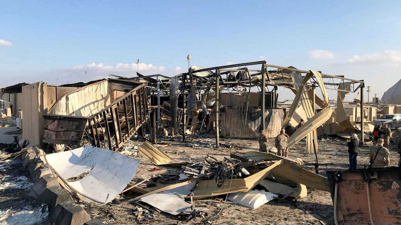 IRAQ-SECURITY/ U.S. soldiers inspect the site where an Iranian missile hit at Ain al-Asad air base in Anbar province, Iraq January 13, 2020. REUTERS/John Davison - RC24FE9RIQUT