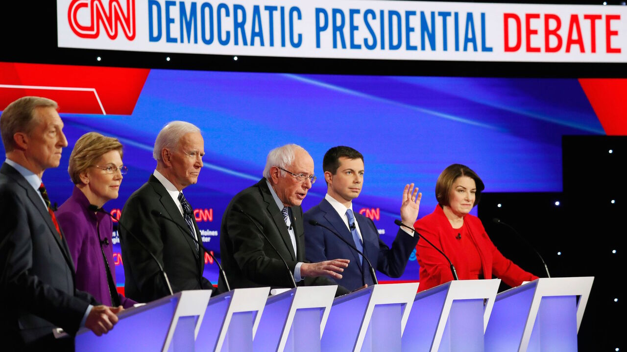 USA-ELECTION/DEBATE Democratic 2020 U.S. presidential candidates (L-R) billionaire activist Tom Steyer, Senator Elizabeth Warren (D-MA), former Vice President Joe Biden, Senator Bernie Sanders (I-VT), former South Bend Mayor Pete Buttigieg and Senator Amy Klobuchar (D-MN) participate in the seventh Democratic 2020 presidential debate at Drake University in Des Moines, Iowa, U.S., January 14, 2020. REUTERS/Shannon Stapleton - HP1EG1F09ANZZ