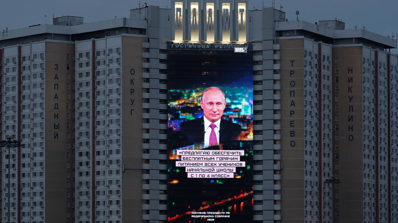 RUSSIA-PUTIN/SCREENING An electronic screen, installed on the facade of a hotel, shows an image of Russian President Vladimir Putin and a quote from his annual address to the Federal Assembly in Moscow, Russia January 15, 2020. The quote reads: "I propose to provide free hot meals to all elementary school students from grades 1 to 4 ". REUTERS/Evgenia Novozhenina - RC2EGE9T5QMD