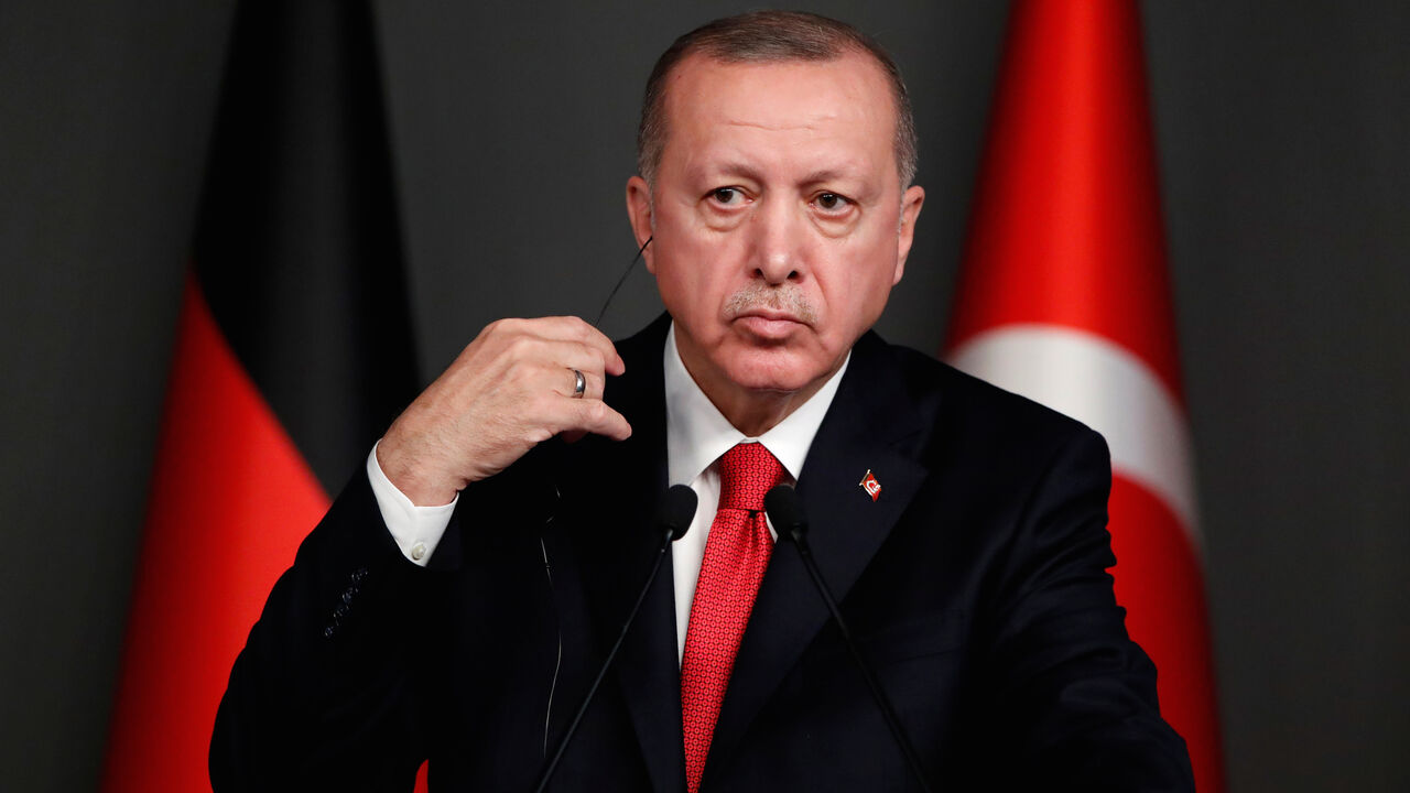 TURKEY-GERMANY/ Turkish President Tayyip Erdogan attends a joint news conference with German Chancellor Angela Merkel in Istanbul, Turkey, January 24, 2020. REUTERS/Umit Bektas - RC2EME9CRYDD