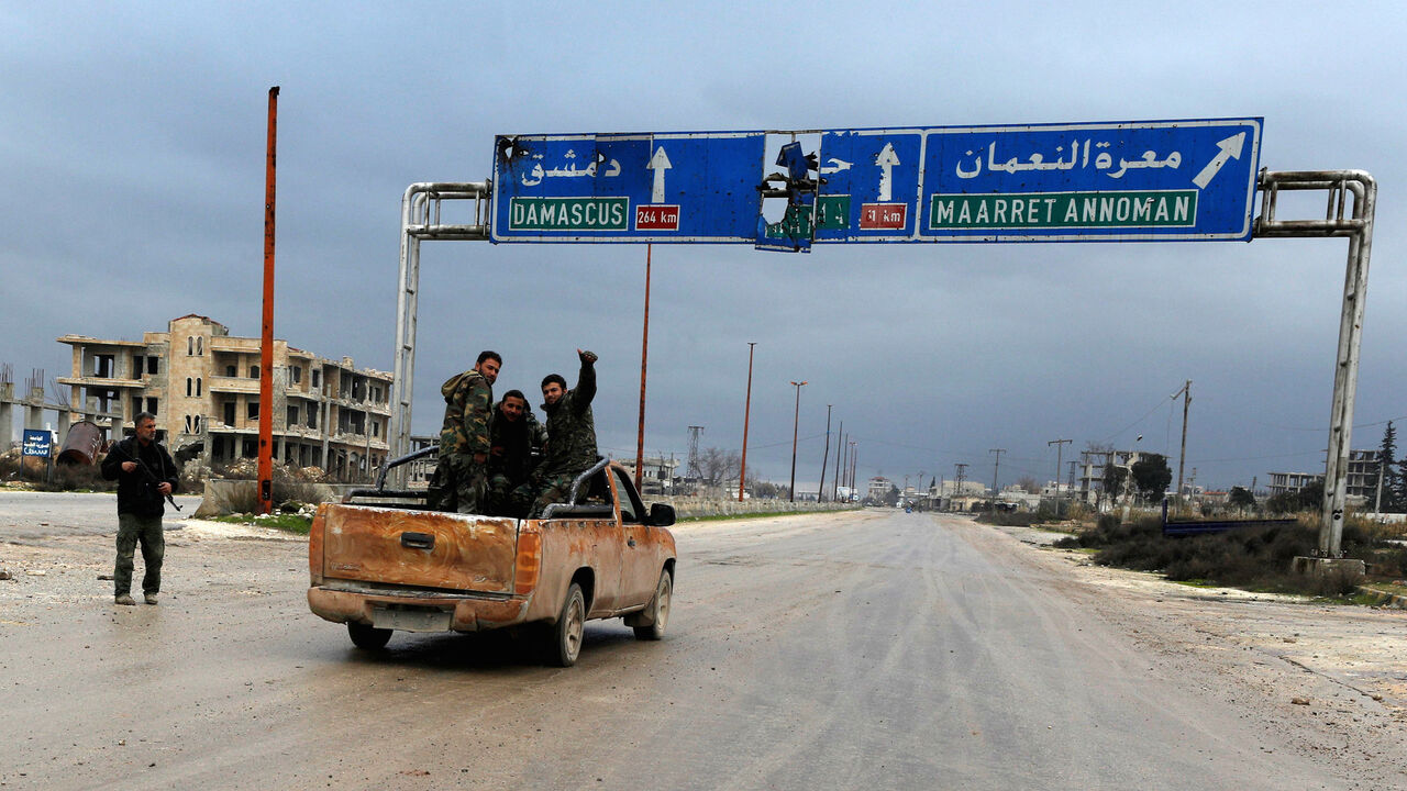 SYRIA-SECURITY/ Syrian army soldiers gesture on the highway outside Maarat al-Numan, Syria, January 30, 2020. REUTERS/Omar Sanadiki - RC2GQE9KJ096
