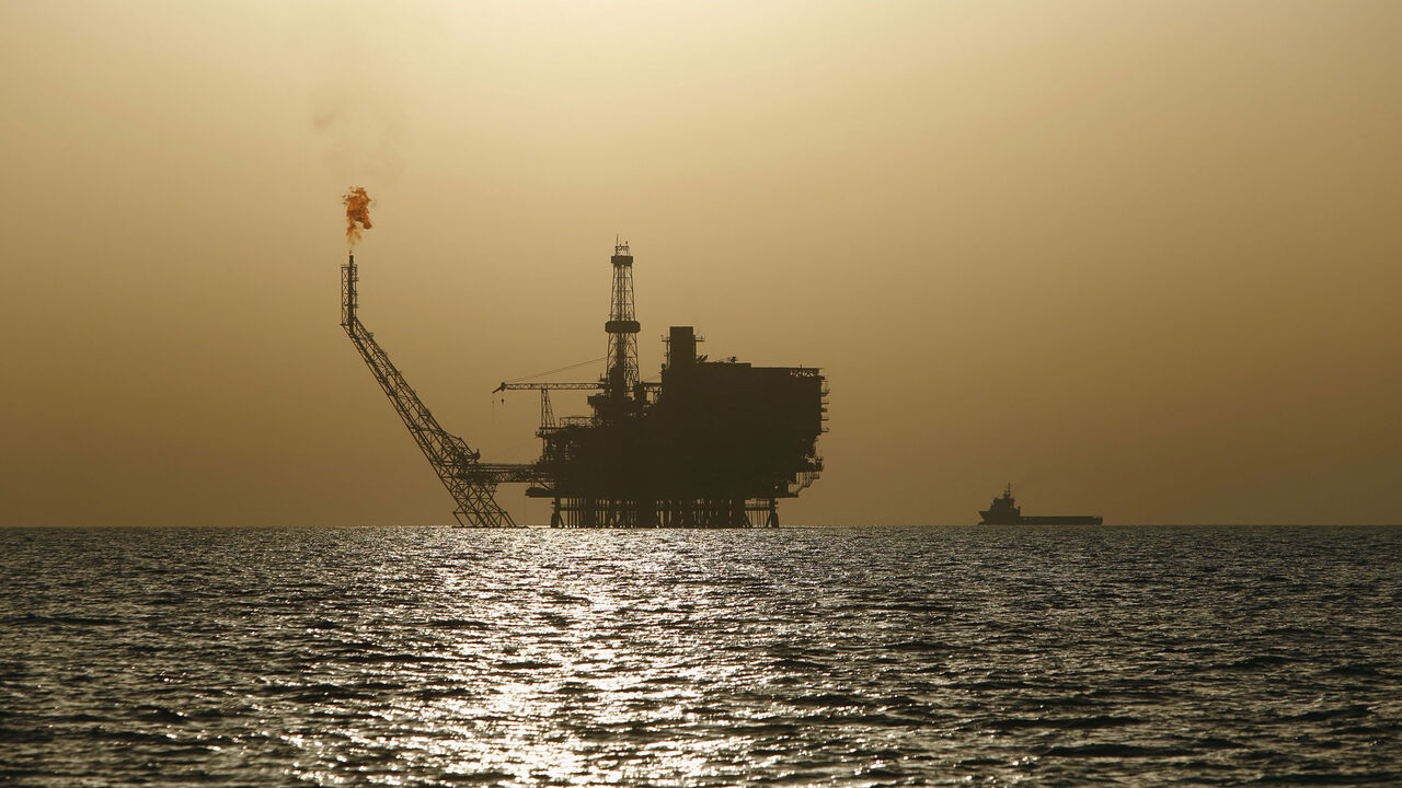 MARKETS-OIL RTX1MWTH.jpg