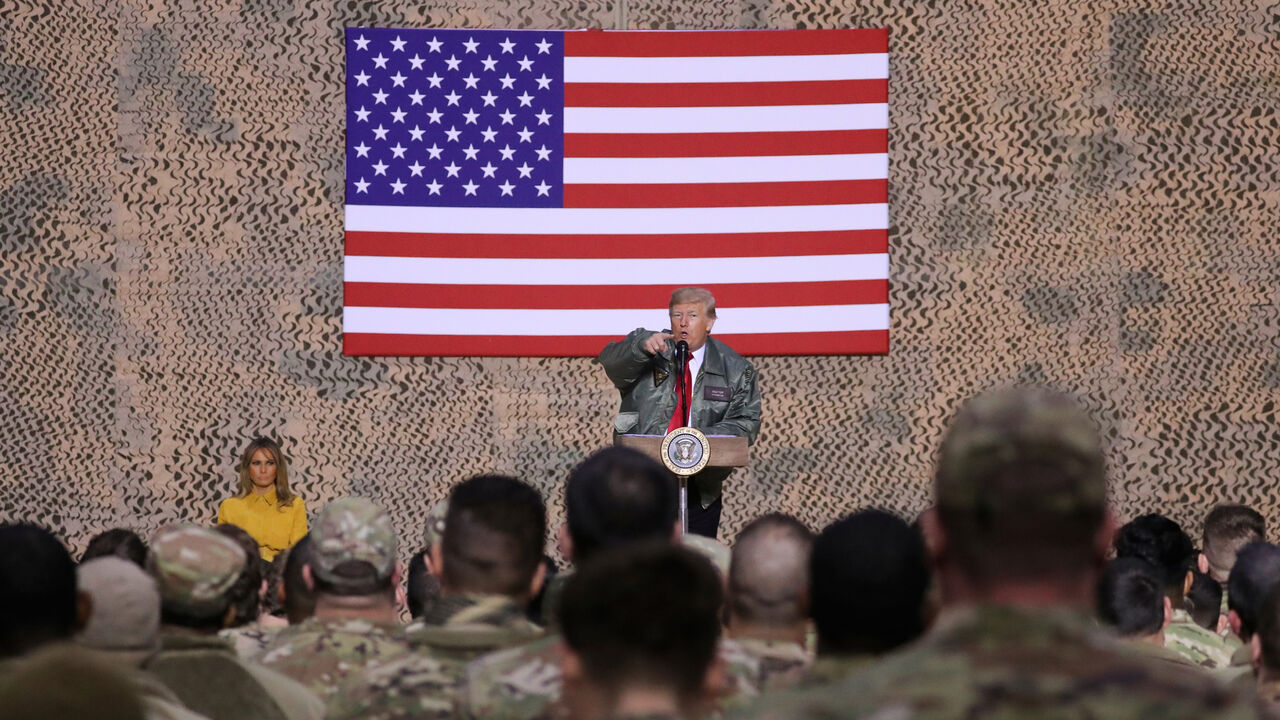 USA-TRUMP/ U.S. President Donald Trump, with first lady Melania Trump, delivers remarks to U.S. troops in an unannounced visit to Al Asad Air Base, Iraq, December 26, 2018. REUTERS/Jonathan Ernst - RC1B49CC86F0