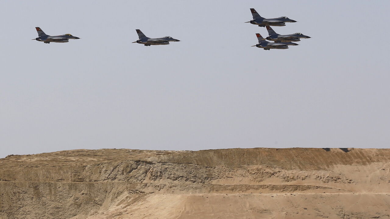 EGYPT-SUEZCANAL/ Egyptian air force planes parade during the inauguration ceremony of the new Suez Canal, in Ismailia, Egypt, August 6, 2015. Egypt staged a show of international support on Thursday as it inaugurated a major extension of the Suez Canal which President Abdel Fattah al-Sisi hopes will power an economic turnaround in the Arab world's most populous country. REUTERS/Amr Abdallah Dalsh - GF20000015690