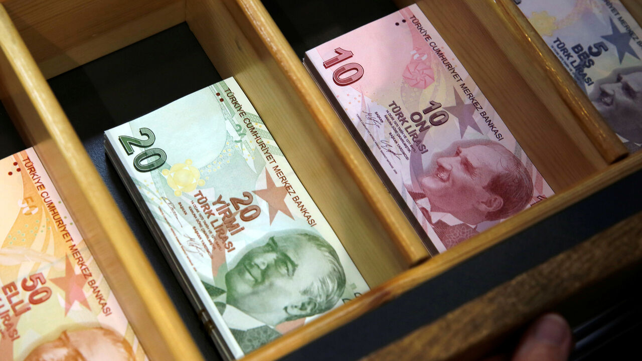TURKEY-CURRENCY/ Turkish lira banknotes are pictured at a currency exchange office in Istanbul, Turkey August 13, 2018. REUTERS/Murad Sezer - RC179263C1F0