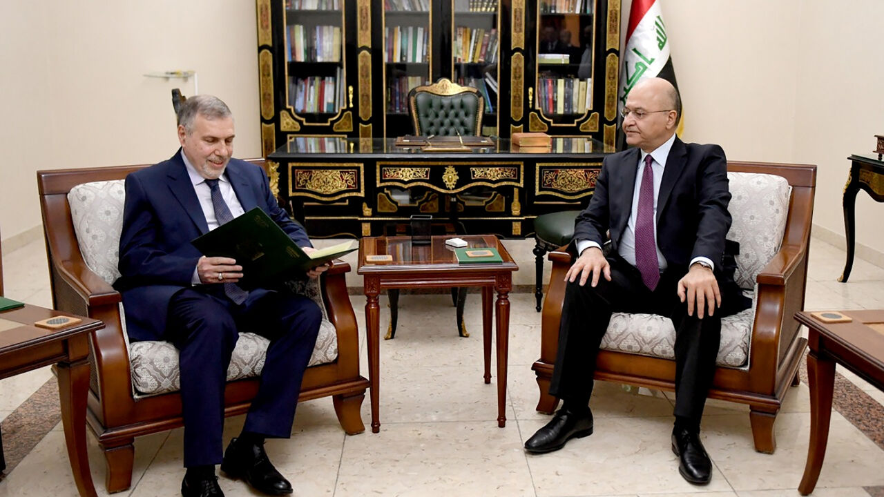 IRAQ-PROTESTS/ Iraq's President Barham Salih instructs newly appointed Prime Minister Mohammed Tawfiq Allawi, in Baghdad, Iraq February 1, 2020. The Presidency of the Republic of Iraq Office/Handout via REUTERS ATTENTION EDITORS - THIS IMAGE WAS PROVIDED BY A THIRD PARTY. - RC2VRE9DWC79