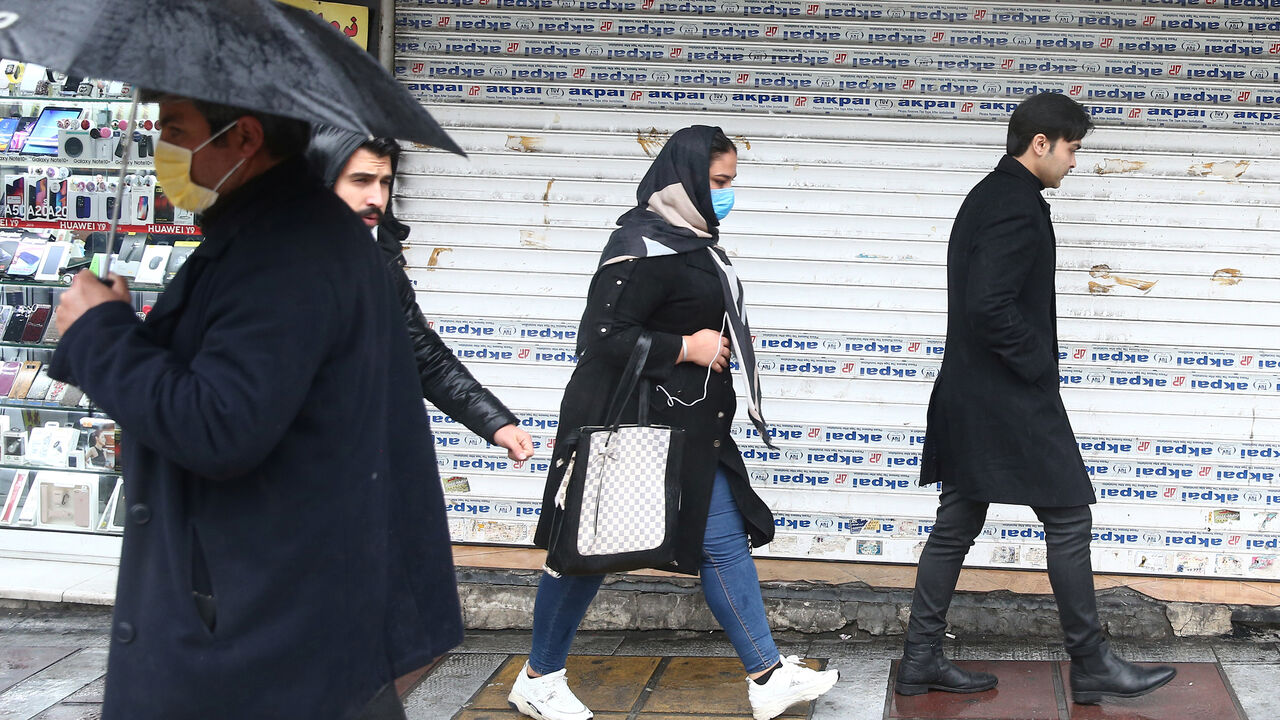 CHINA-HEALTH/IRAN Iranian people wear protective masks to prevent contracting coronavirus, as they walk in the street in Tehran, Iran February 25, 2020. WANA (West Asia News Agency)/Nazanin Tabatabaee via REUTERS ATTENTION EDITORS - THIS IMAGE HAS BEEN SUPPLIED BY A THIRD PARTY. - RC2P7F9O2XY3
