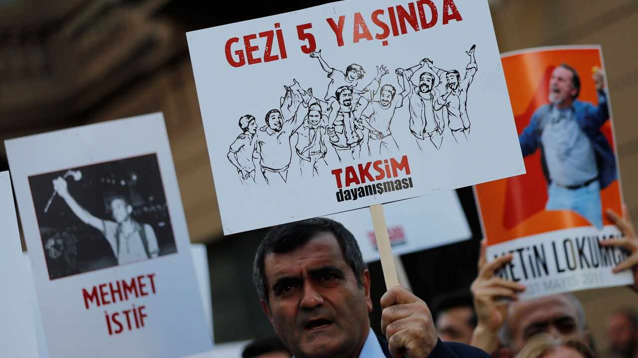 TURKEY-PROTEST/ People shout slogans during a demonstration to mark the fifth anniversary of Gezi Park protests, in central Istanbul, Turkey May 31, 2018. REUTERS/Murad Sezer - RC1316539760