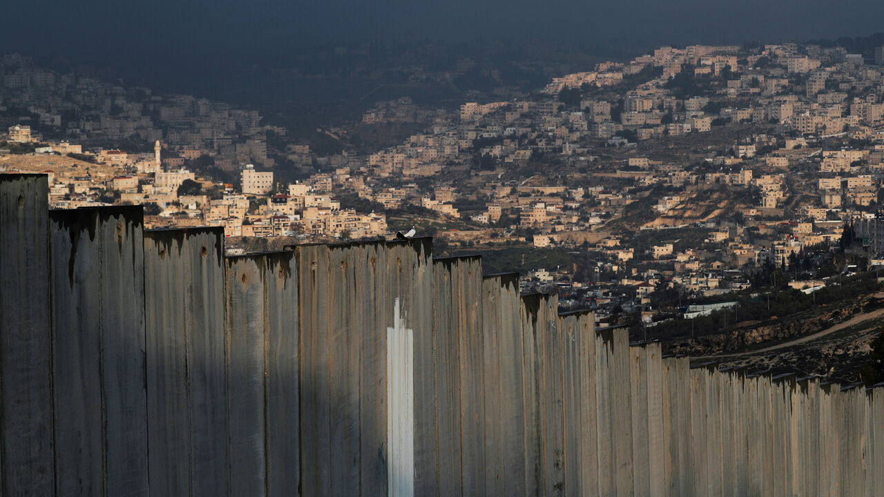 ISRAEL-PALESTINIANS/PLAN-REACTIONS A general view picture shows part of East Jerusalem neighbourhoods behind the Israeli barrier January 29, 2020. REUTERS/Ammar Awad - RC2LPE9PKBS0