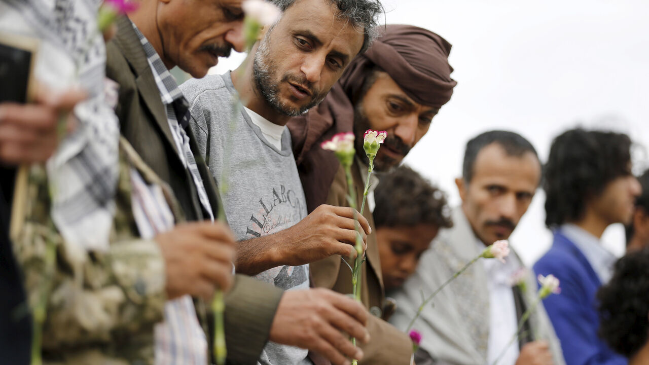YEMEN-SECURITY/ Members of the Baha'i faith hold flowers as they demonstrate outside a state security court during a hearing in the case of a fellow Baha'i man charged with seeking to establish a base for the community in Yemen, in the country's capital Sanaa April 3, 2016. REUTERS/Khaled Abdullah - GF10000369865