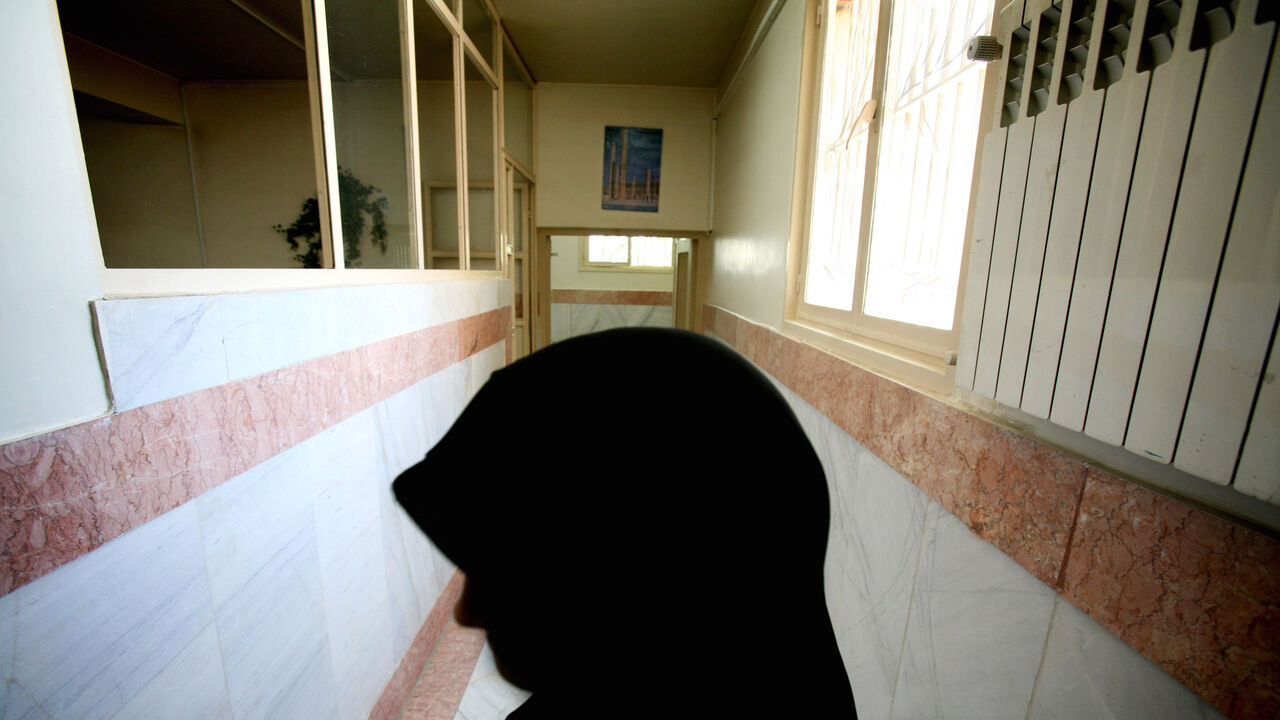 RIGHTS IRAN WOMEN A female prison guard stands along a corridor in Tehran's Evin prison June 13, 2006. Iranian police detained 70 people at a demonstration in favour of women's rights, the judiciary said on Tuesday, adding it was ready to review reports that the police had beaten some demonstrators. REUTERS/Morteza Nikoubazl (IRAN) - GM1DSVACQPAA
