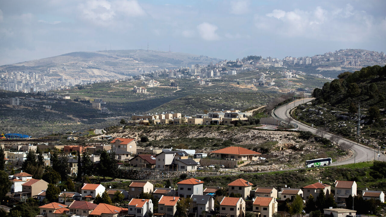 ISRAEL-ELECTION/SETTLERS Houses in the Israeli settlement of settlement of Kedumim are seen in the foreground as part of the Palestinian city of Nablus is seen in the background (far left) in the Israeli-occupied West Bank February 20, 2020. Picture taken February 20, 2020. REUTERS/Ronen Zvulun - RC2R7F9HN66O