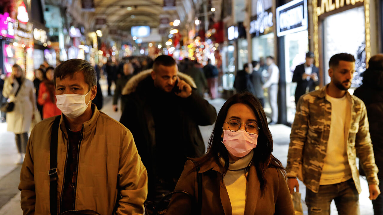 HEALTH-CORONAVIRUS/TURKEY People wear protective face masks due to coronavirus concerns in Istanbul, Turkey March 16, 2020. REUTERS/Umit Bektas - RC27LF997IWS