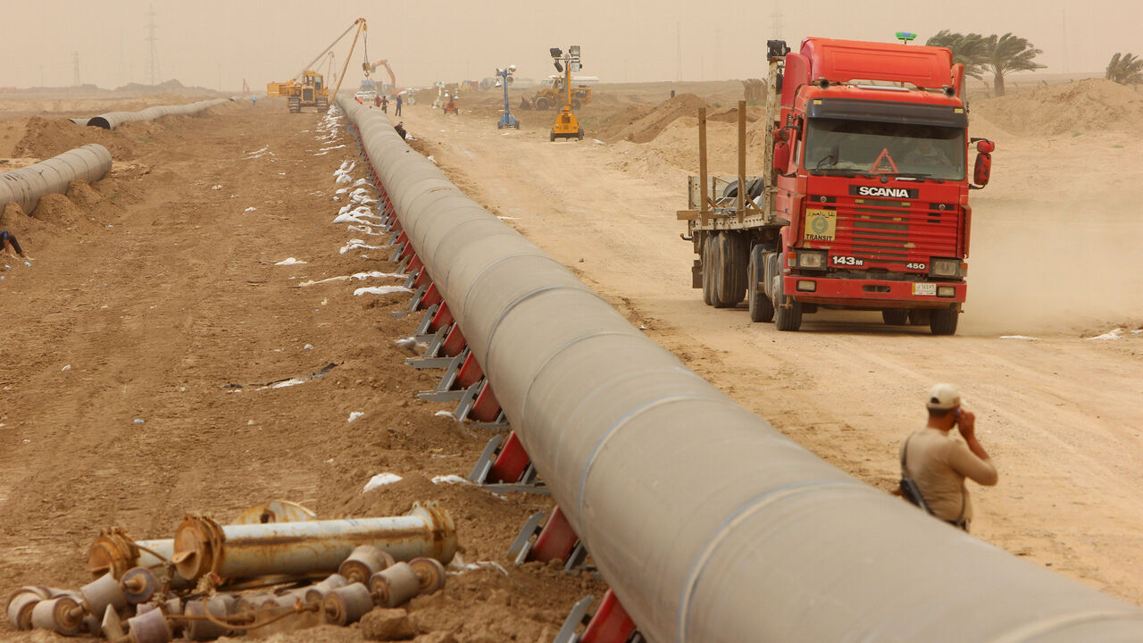 Workers set up a natural gas pipeline during a dust storm at Iraq's border with Iran in Basra, southeast of Baghdad, April 12, 2016.  REUTERS/Essam Al-Sudani - GF10000380312