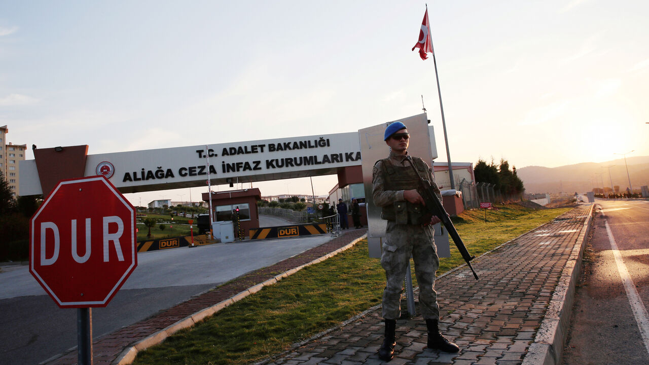 TURKEY-SECURITY/USA A Turkish police special forces officer stands guard in front of the Aliaga Prison and Courthouse complex in Izmir, Turkey October 12, 2018. REUTERS/Umit Bektas - RC1DC5DD0C60