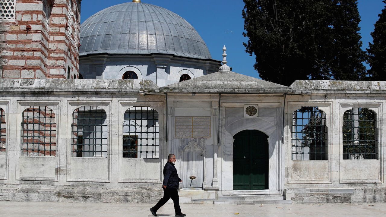 A man walks past closed for prayers Suleymaniye Mosque during the first day of Ramadan and the second of a four-day curfew, as the spread of the coronavirus disease (COVID-19) continues, in Istanbul, Turkey April 24, 2020. REUTERS/Umit Bektas - RC20BG9OLAZD