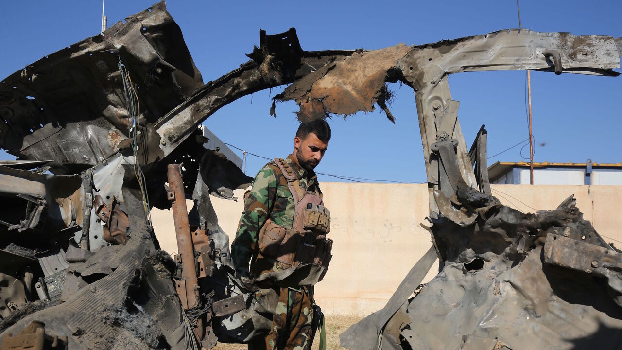 1211657475 An Iraqi fighter with the Hashed al-Shaabi (Popular Mobilisation Forces) inspects the site of the Islamic State (IS) group attack, a day earlier, on a unit of the paramilitary force in Mukaishefah, about 180km (110 miles) north of the capital, on May 3, 2020. - IS group remnants in Iraq are exploiting a coronavirus lockdown, coalition troop withdrawals and simmering political disputes to ramp up deadly attacks, according to analysts and intelligence officials, the bloodiest so far being an ambush early on M