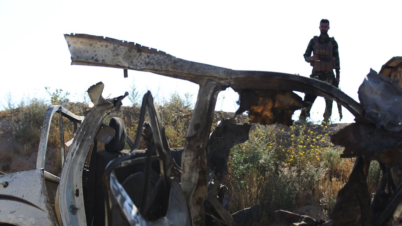 1211657494 An Iraqi fighter with the Hashed al-Shaabi (Popular Mobilisation Forces) inspects the site of the Islamic State (IS) group attack, a day earlier, on a unit of the paramilitary force in Mukaishefah, about 180km (110 miles) north of the capital, on May 3, 2020. - IS group remnants in Iraq are exploiting a coronavirus lockdown, coalition troop withdrawals and simmering political disputes to ramp up deadly attacks, according to analysts and intelligence officials, the bloodiest so far being an ambush early on M
