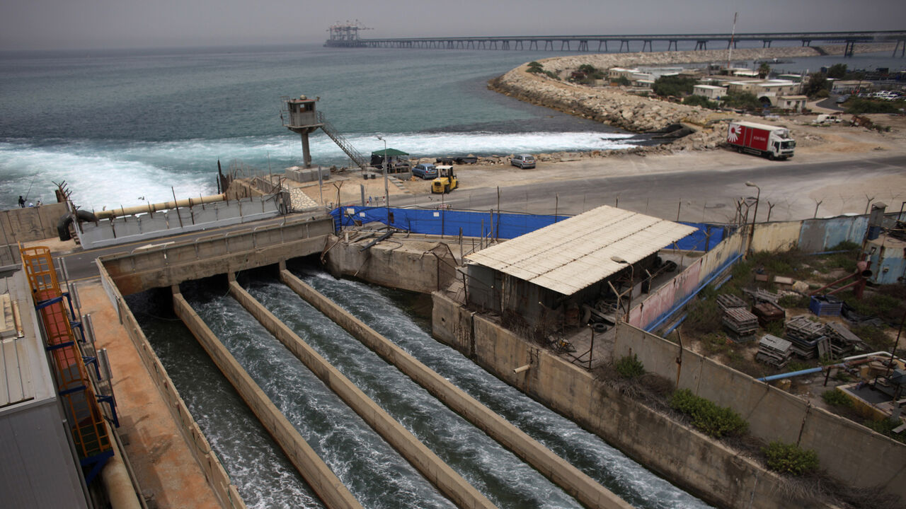 ISRAEL-DESALINATION/ Brine water flows into the Mediterranean Sea after passing through a desalination plant in the coastal city of Hadera May 16, 2010. An Israeli consortium unveiled the world's largest reverse osmosis desalination plant on Sunday in Hadera, hoping to help alleviate the arid country's water shortage. REUTERS/Nir Elias (ISRAEL - Tags: ENVIRONMENT POLITICS BUSINESS) - GM1E65G1TIX01