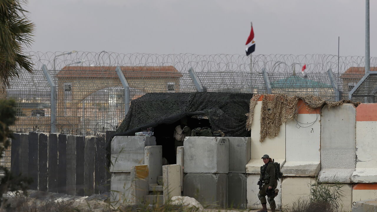 An Israeli soldier stands next to concrete barriers near Israel's border fence with Egypt's Sinai peninsula, in Israel's Negev Desert February 10, 2016. REUTERS/Amir Cohen  - GF10000303474