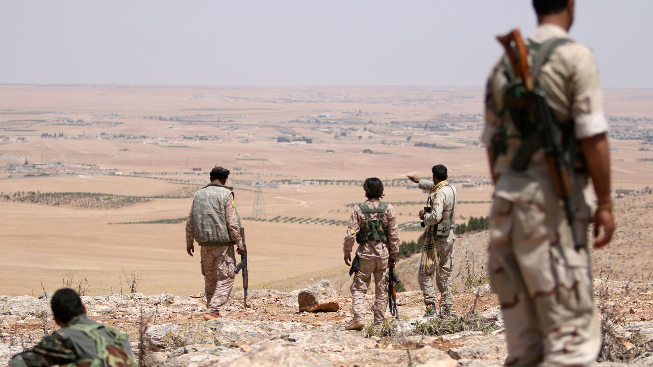 Fighters of the Manbij military council, allied to Syria Democratic Forces (SDF), take an overwatch position in the southern rural area of Manbij, in Aleppo Governorate, Syria June 1, 2016. REUTERS/Rodi Said/File Photo - S1AEUACQAIAC