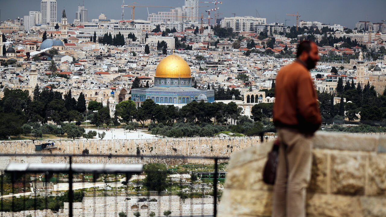 A man stands at a lookout site overlooking Jerusalem's Old City as Muslims mark the first Friday prayer of Ramadan amid the coronavirus disease (COVID-19) restrictions April 24, 2020 REUTERS/ Ammar Awad - RC20BG9OK9U5