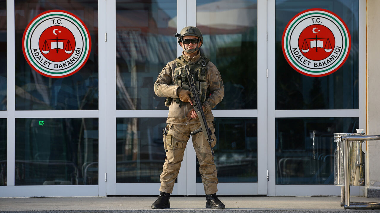 A Turkish soldier stands guard outside the Silivri Prison and Courthouse complex near Istanbul, Turkey March 9, 2018. REUTERS/Huseyin Aldemir - RC15BE5D1D20
