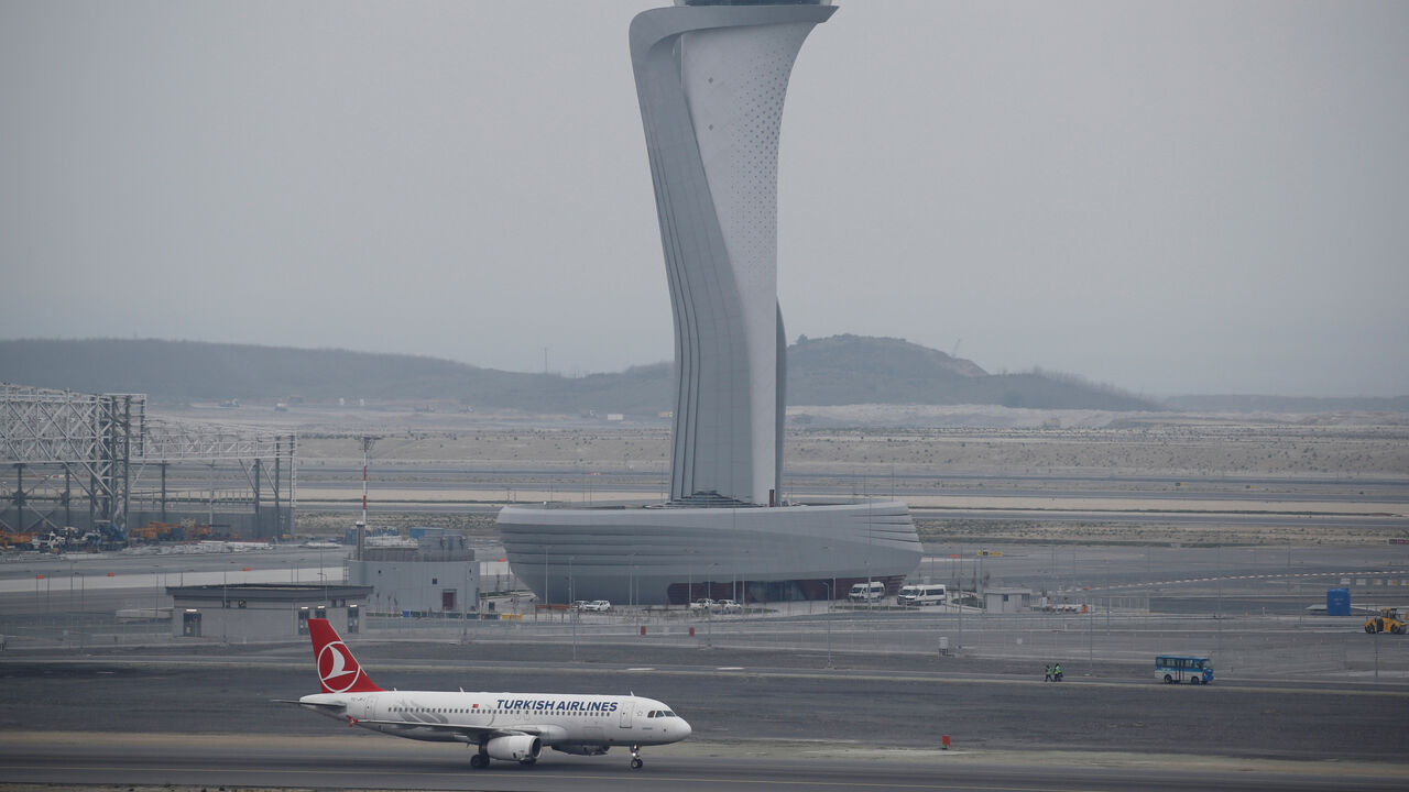 A Turkish Airlines Airbus A320-200 plane is seen on the tarmac of the city's new Istanbul Airport in Istanbul, Turkey, April 6, 2019. REUTERS/Umit Bektas - RC1E1602C690