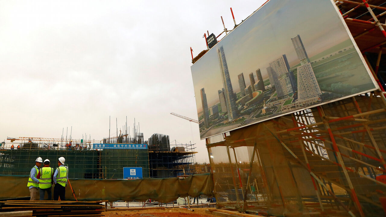 Chinese construction labourers work at the site of the future Iconic Tower skyscraper, at its foundations in the business district, being built by China State Construction Engineering Corp (CSCEC) in the New Administrative Capital (NAC) east of Cairo, Egypt May 2, 2019. Picture taken May 2, 2019. REUTERS/Amr Abdallah Dalsh - RC1DBF7311C0