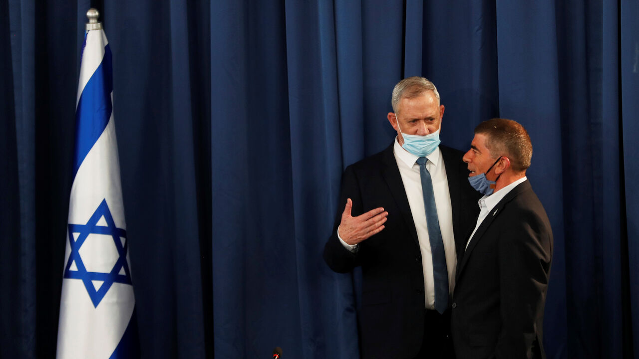 Israeli Defence Minister and Alternate Prime Minister Benny Gantz speaks to Foreign Minister Gabi Ashkenazi as both wear masks during the weekly cabinet meeting in Jerusalem May 31, 2020. REUTERS/Ronen Zvulun - RC2LZG93E5AX