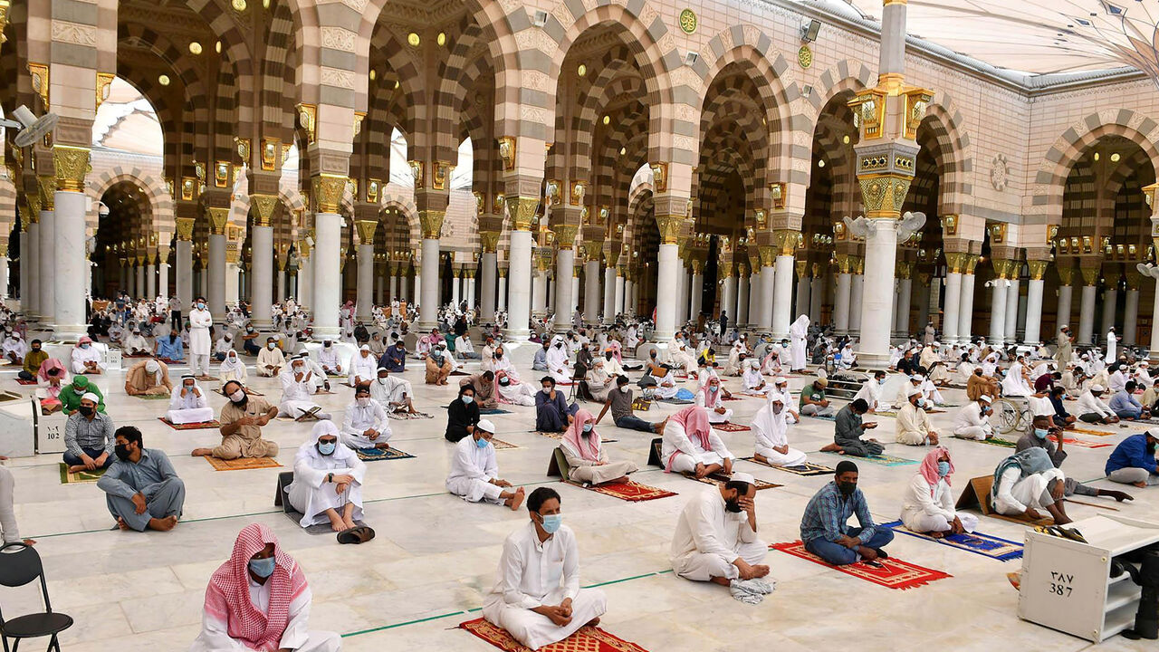 Muslims perform the Friday prayers inside the Masjid Al-Nabawi while practicing social distancing, following the outbreak of the coronavirus disease (COVID-19), in Madina, Saudi Arabia June 5, 2020. Saudi Press Agency/Handout via REUTERS ATTENTION EDITORS - THIS PICTURE WAS PROVIDED BY A THIRD PARTY. - RC213H9U7LRF