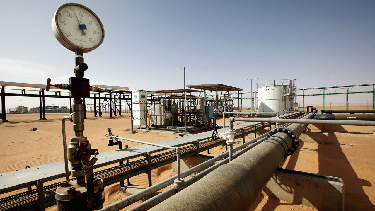 A general view of the El Sharara oilfield, Libya December 3, 2014.  REUTERS/Ismail Zitouny/File Photo - GF10000383302