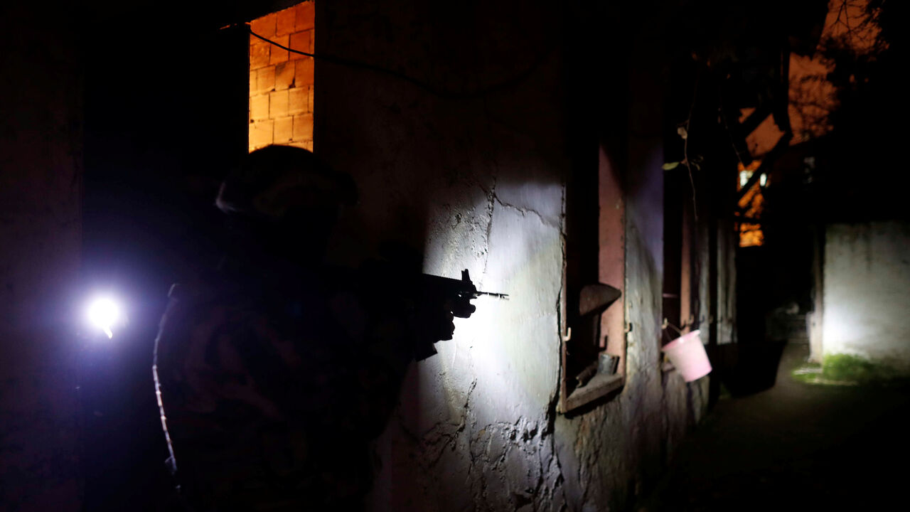 A member of Turkish police special forces takes part in a drug raid in Istanbul, Turkey, January 16, 2018. REUTERS/Osman Orsal - RC152BEC12B0