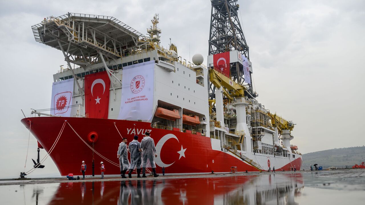 1150903672 Turkish police officers patrols next to the drilling ship 'Yavuz' scheduled to search for oil and gas off Cyprus, at the port of Dilovasi, outside Istanbul, on June 20, 2019. - Turkey is set to send a new ship on June 20 to search for oil and gas off Cyprus, in a move expected to escalate tensions after the EU called on Ankara to stop its "illegal drilling activities". The region near the divided island is believed have rich natural gas deposits, triggering a race between Turkey and the internationally reco