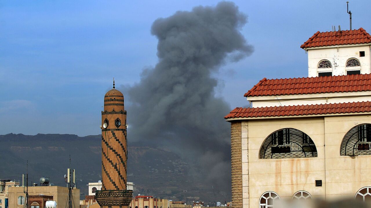 1220292119 Smoke billows following an airstrike by Saudi-led coalition in the Yemeni capital Sanaa, on June 16, 2020. - Yemen is wracked by a war which has killed tens of thousands of people and led to the world's worst humanitarian crisis, according to the United Nations.
The war between Huthi rebels and pro-government forces escalated in 2015 when a Saudi-led military coalition intervened against the rebels who control large parts of Yemen including the capital Sanaa. (Photo by MOHAMMED HUWAIS / AFP) (Photo by MOHAM