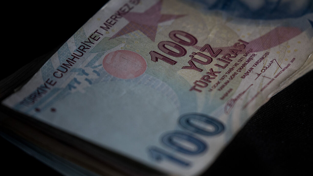 877063764 ISTANBUL, TURKEY - NOVEMBER 21: Turkish Lira currency is seen on November 21, 2017 in Istanbul, Turkey. The Turkish Lira plunged to a record low of 3.978 against the dollar in early Tuesday trading. Concern's over deteriorating relations with the U.S. and the central bank continue to effect Turkish markets. (Photo by Chris McGrath/Getty Images)