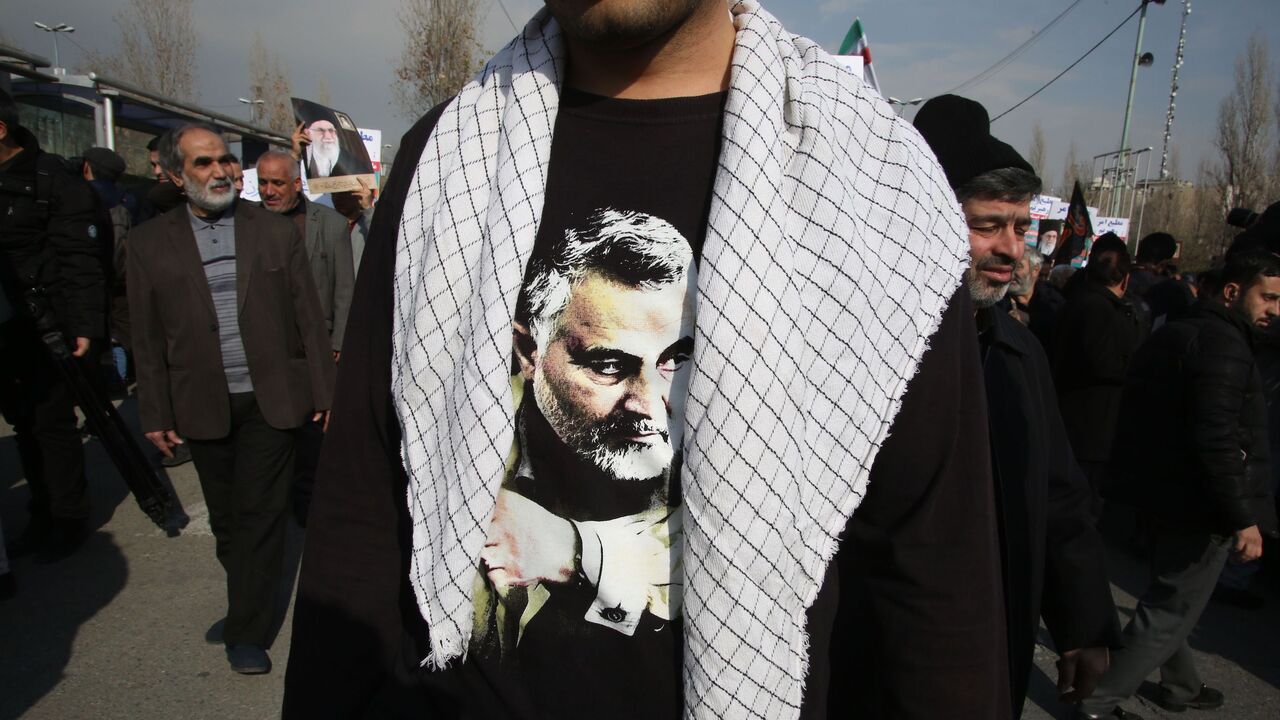 1191422519 TOPSHOT - An Iranian, wearing a t-shirt with a picture of slain commander Qasem Soleimani, takes part in a demonstration in the capital Tehran on January 3, 2020 against the killing of the Iranian Revolutionary Guards top commander in a US strike in Baghdad. - Iran warned of "severe revenge" and said arch-enemy the United States bore responsiblity for the consequences after killing one of its top commanders, Qasem Soleimani, in a strike outside Baghdad airport. (Photo by ATTA KENARE / AFP) (Photo by ATTA K
