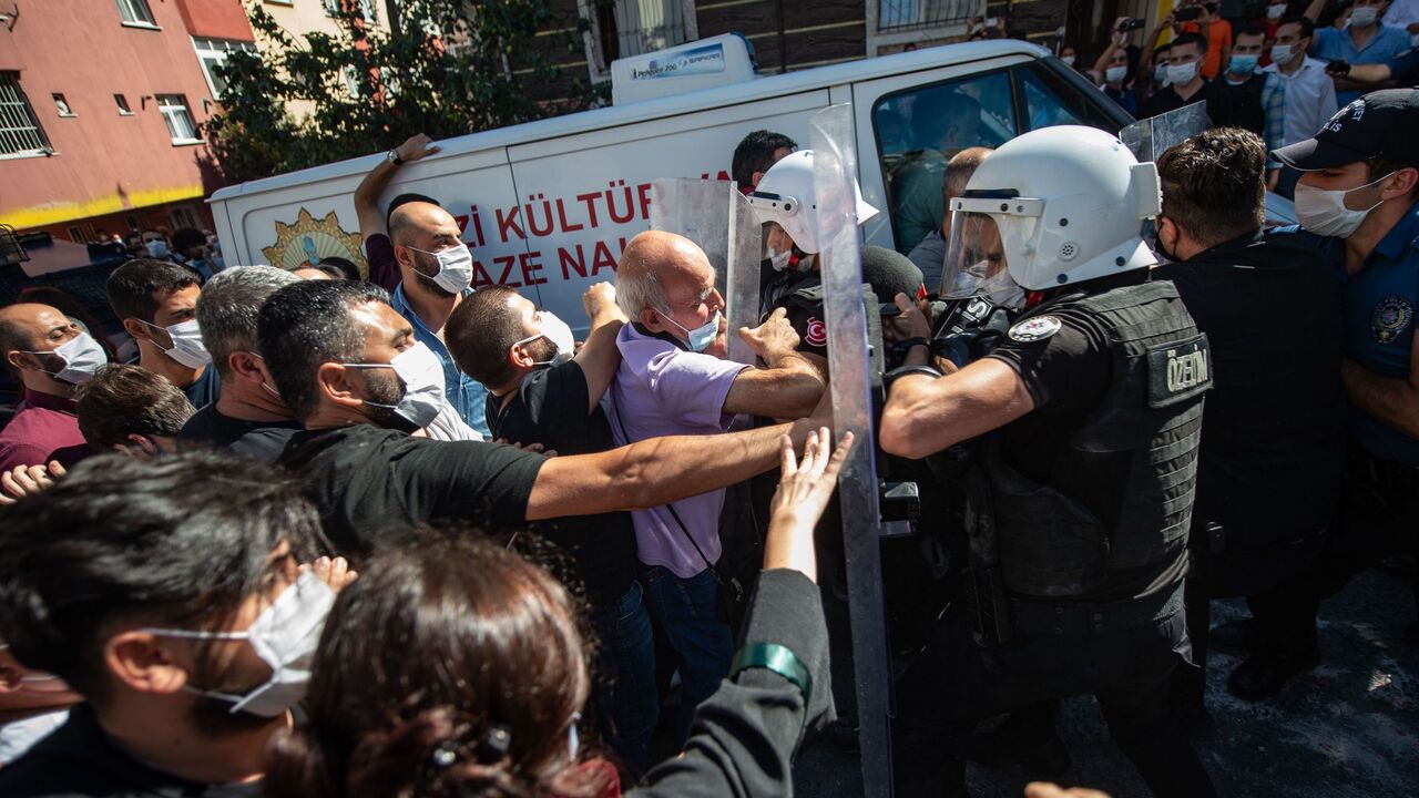 1228239828 TOPSHOT - People clash with Turkish police ahead of the funeral of Turkish lawyer Ebru Timtik in the Gazi District of Istanbul on August 28, 2020. - A Turkish lawyer seeking a fair trial after being charged with membership of a terrorist organisation has died in an Istanbul hospital on the 238th day of her hunger strike. Friends said Ebru Timtik weighed just 30 kilogrammes (65 pounds) at the time of her death late August 27, which has sparked condemnation from opposition parties in Turkey as well as from a