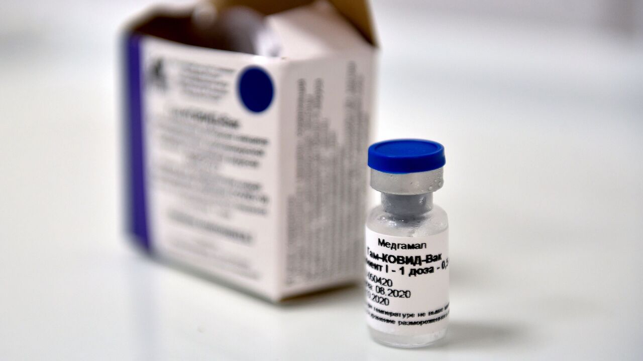 1228436184 A vial with Russia's new coronavirus vaccine is seen prior to a vaccination of a volunteer in a post-registration trials, Moscow, September 10, 2020. - Russia announced last month that its vaccine, named "Sputnik V" after the Soviet-era satellite that was the first launched into space in 1957, had already received approval. The vaccine was developed by the Gamaleya research institute in Moscow in coordination with the Russian defence ministry. (Photo by Natalia KOLESNIKOVA / AFP) (Photo by NATALIA KOLESNIKO
