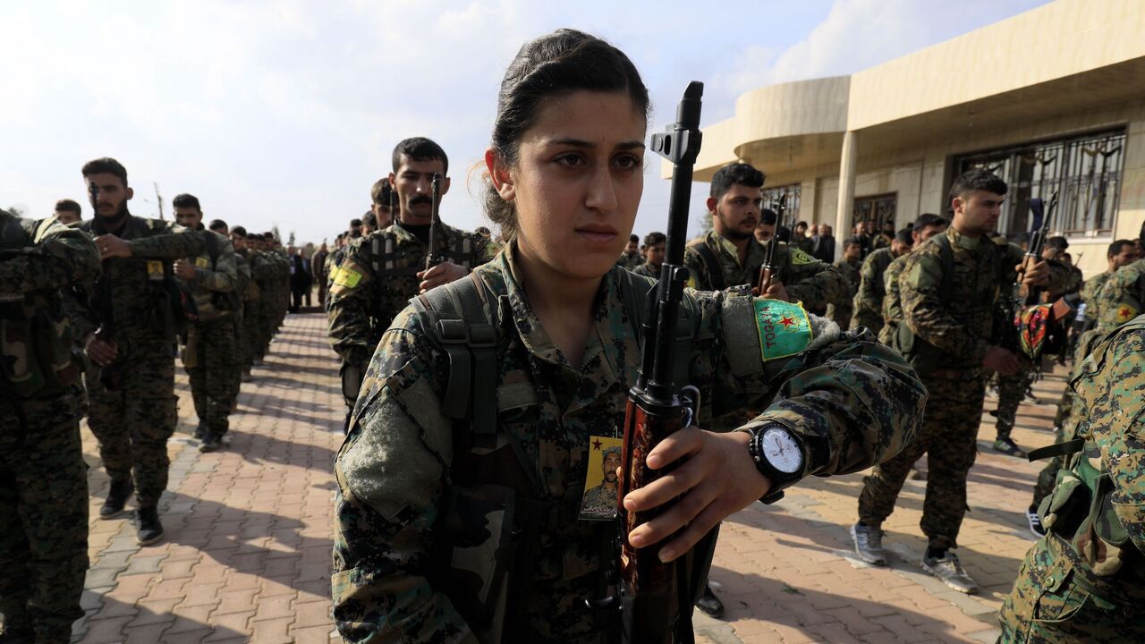 927665840 TOPSHOT - Members of the Kurdish People's Protection Units (YPG) and Women's Protection Units (YPJ) attend the funeral of Kurdish fighters from the Syrian Democratic Forces that were killed in combat against Islamic State (IS) group in Deir Ezzor, on March 3, 2018, in Qamishli. / AFP PHOTO / DELIL SOULEIMAN (Photo credit should read DELIL SOULEIMAN/AFP via Getty Images)