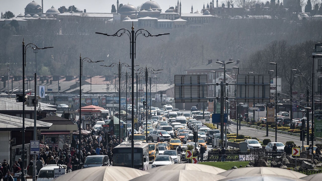 949719216 A picture taken on March 30, 2018 shows the traffic jam at the Eminonu district, in Istanbul. - Uber has enjoyed growing popularity in Istanbul, and this has stoked tensions with the official taxi drivers, who have brought legal cases against the firm in Istanbul in a bid to have the app blocked in Turkey, AFP reports. Tensions have also spilt over into violence, with Uber drivers complaining of being verbally harassed, beaten up or even shot at. (Photo by OZAN KOSE / AFP) (Photo credit should read O
