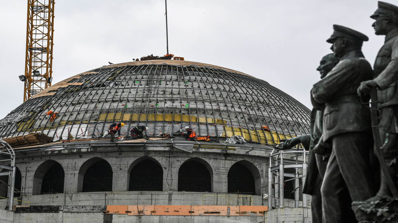 1082175456 Construction labourers work on the top of a new mosque at Taksim square in Istanbul on January 14, 2019. (Photo by OZAN KOSE / AFP) (Photo credit should read OZAN KOSE/AFP via Getty Images)