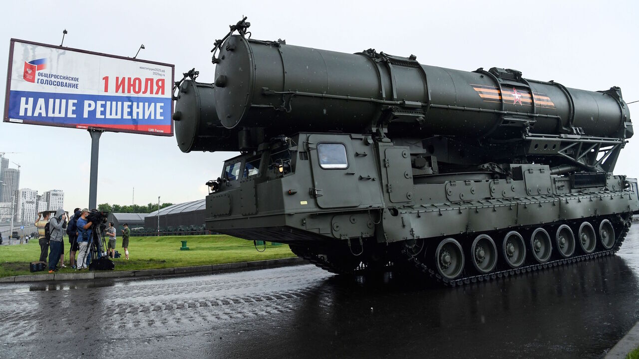 1221007785 A Russian S400b4 anti-aircraft rocket system roll past during the second night of rehearsals in preparation for the WWII Victory Parade in front of a banner informing of a national vote on constitutional changes in Moscow on June 18, 2020. - Russia's President Putin on June 24 will preside over a massive military parade to mark Soviet victory in World War II, which was postponed due to the coronavirus pandemic. The banner read as "Our decision". (Photo by Kirill KUDRYAVTSEV / AFP) (Photo by KIRILL KUDRYAVTS