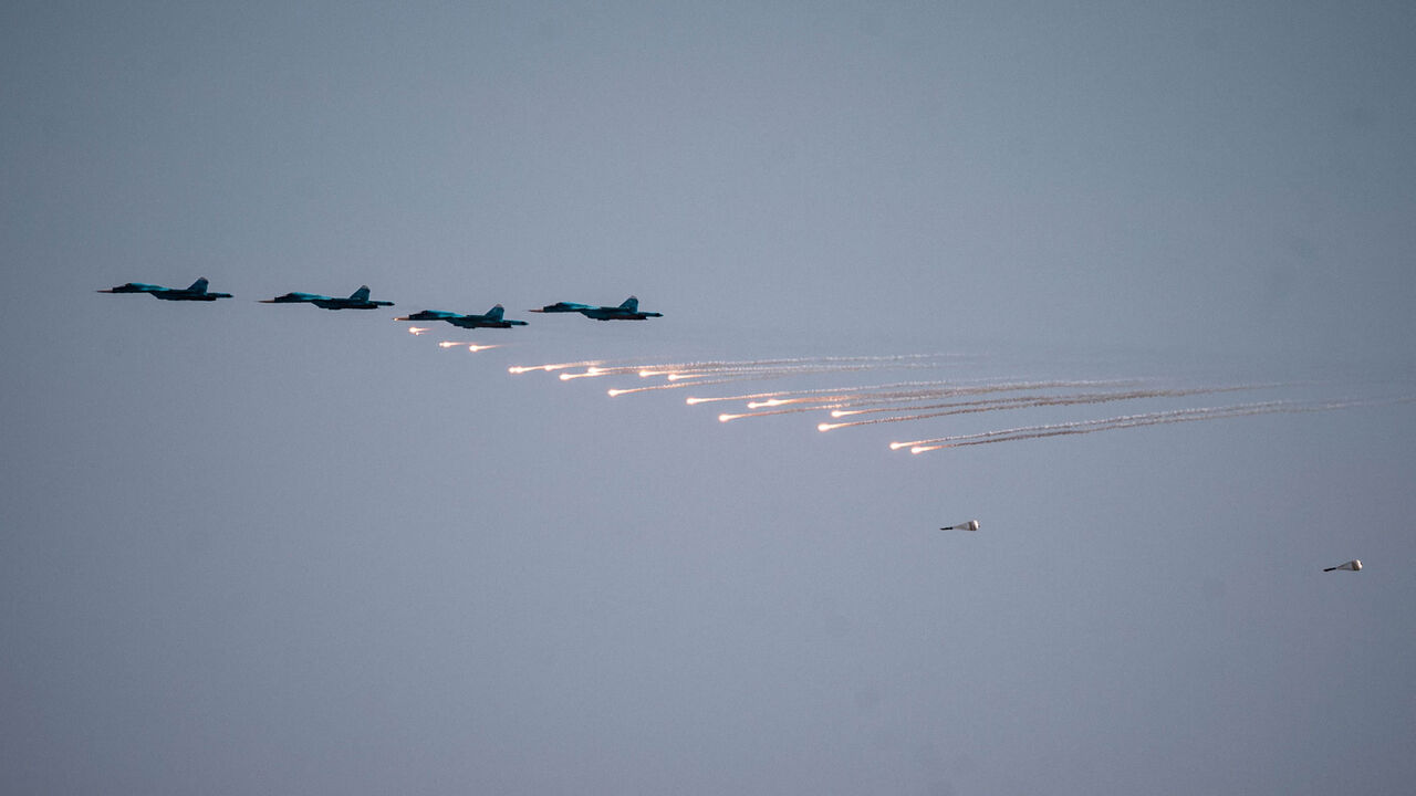 1228649712 Russian fighter jets drop bombs over the Ashuluk military base in Southern Russia on September 22, 2020 during the "Caucasus-2020" military drills gathering China, Iran, Pakistan and Myanmar troops, along with ex-Soviet Armenia, Azerbaijan and Belarus. - Up to 250 tanks and around 450 infantry combat vehicles and armoured personnel carriers will take part in the September 21 to 26 land and naval exercises that will involve 80,000 people including support staff. (Photo by Dimitar DILKOFF / AFP) (Photo by DIM